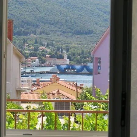 With 2 Terrace Apartament Cres