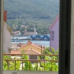 With 2 Terrace Apartment Cres