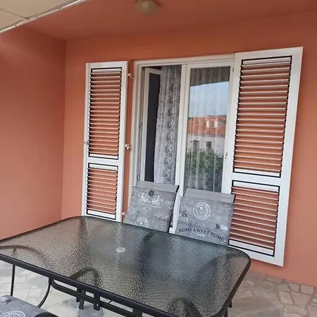 With 2 Terrace דירה